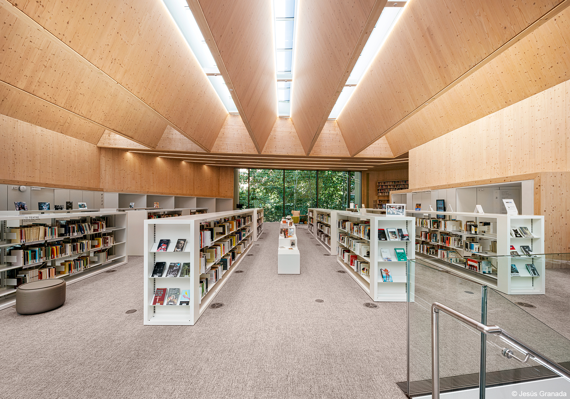 Bibliothèque en bois lamellé collé et CLT